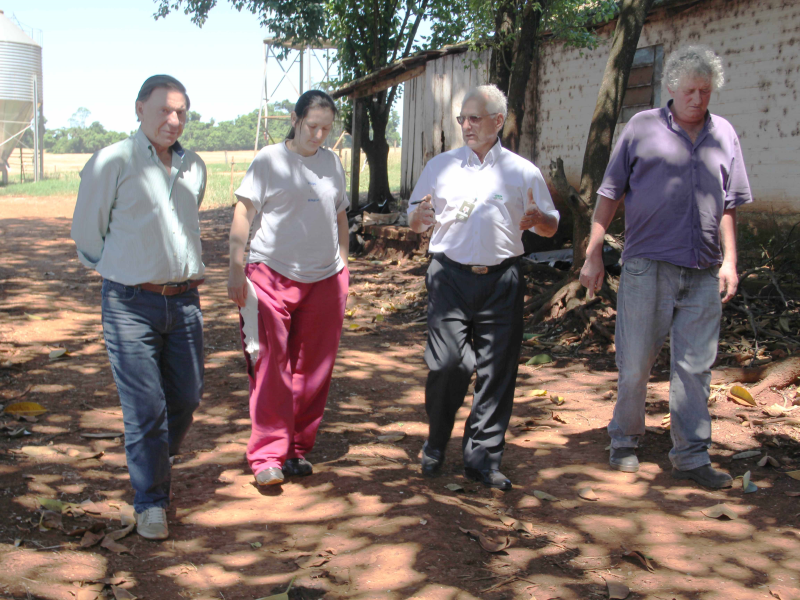 EXECUTIVO VISITA PRODUTORA DE LEITE